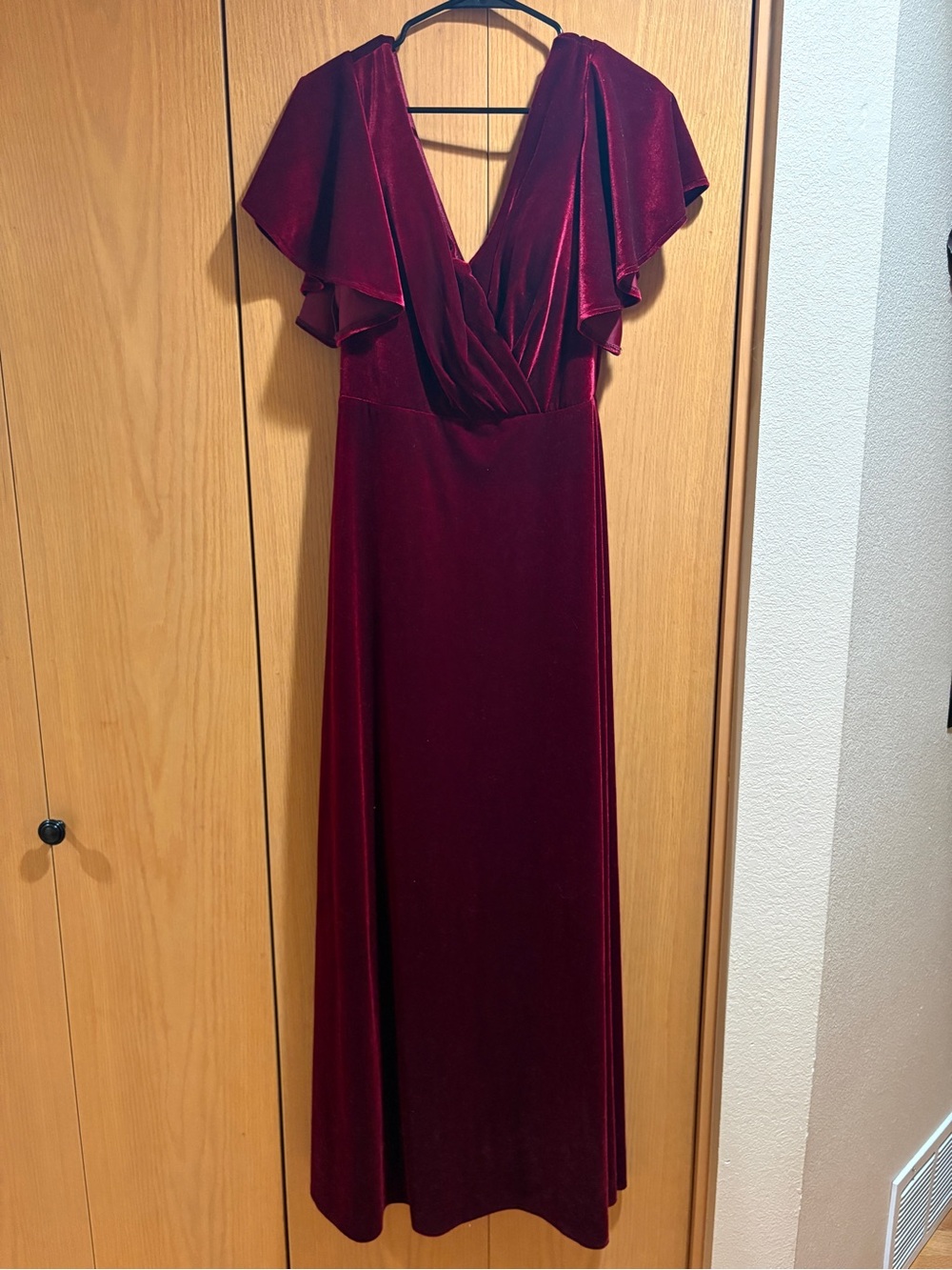 Elegant Velvet V-Neck Maxi Dress in Deep Burgundy